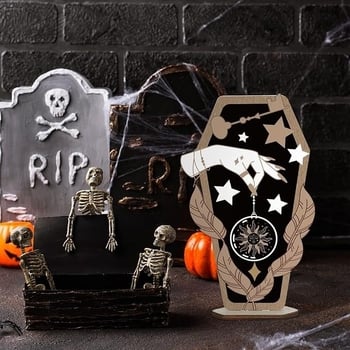 Ξύλινο διακοσμητικό Halloween: μάγισσα με αράχνη – 3D κρεμαστή διακόσμηση τοίχου