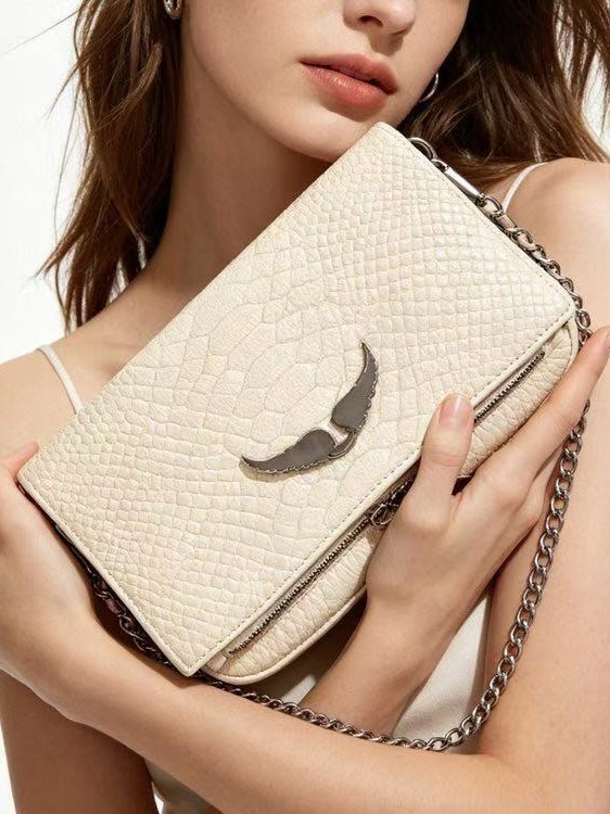 Női crossbody táska kígyó mintás szárnyakkal ZV, boríték-stílusú, 2026-os új modell, könnyű luxus láncos vállpánttal