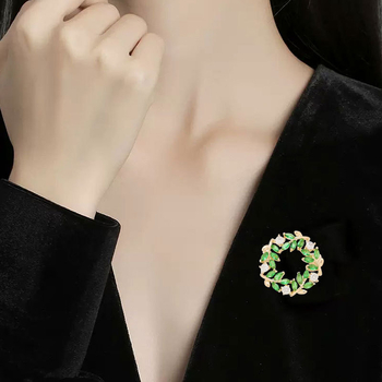 Zöld levél kör alakú bross ruhára, női elegáns kiegészítő nyárra
