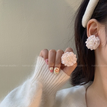 Háromdimenziós textilcsipke camélia fülbevaló, friss minimalist stílus, japán–koreai hatás