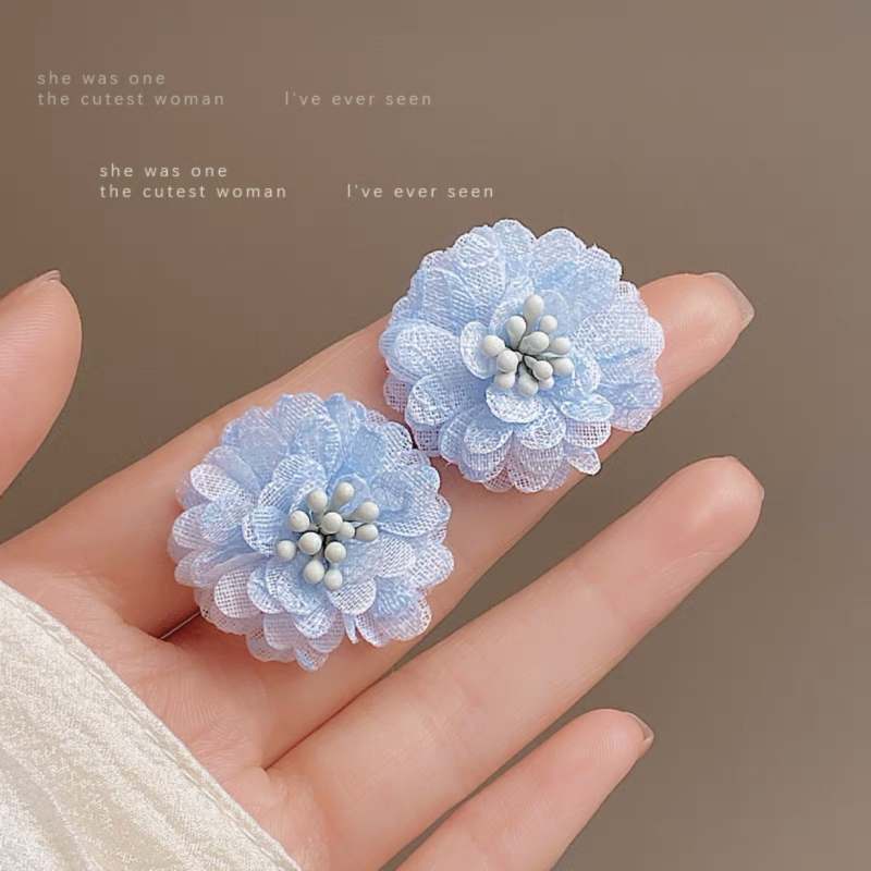 Háromdimenziós textilcsipke camélia fülbevaló, friss minimalist stílus, japán–koreai hatás