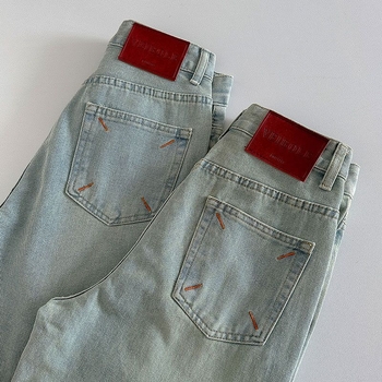 Női padlóig érő denim farmer, körte alakú testtípus, magas derék, kontrasztos hímzés, laza, széles szárú, egyenes szabás