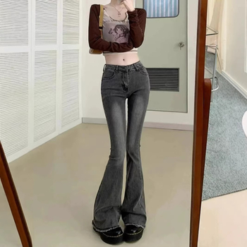 Női magas derékú szürkés micro-flare farmernadrág, rugalmas denim, rojtos széllel