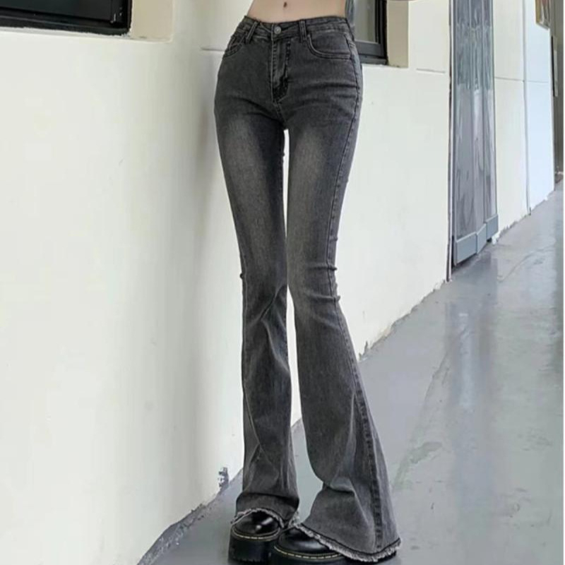 Női magas derékú szürkés micro-flare farmernadrág, rugalmas denim, rojtos széllel