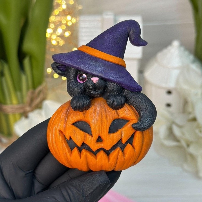 Halloweenska ozdoba s magickou mačkou do domu a záhrady – figúrka zo živice