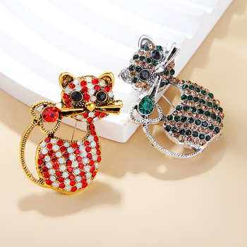 Aranyos retro macska brooch köves betéttel és diszkrét csattal, divatos ruhadísz