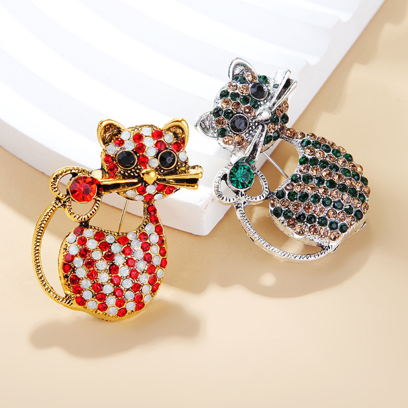 Aranyos retro macska brooch köves betéttel és diszkrét csattal, divatos ruhadísz