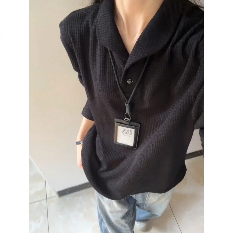 Barna kötött polo nőknek, hosszú ujjú, galléros, laza szabás, őszi-téli, városi elegáns stílus.