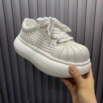Női fehér platformos sneakers, légáteresztő hálós felsővel, nyári casual cipő