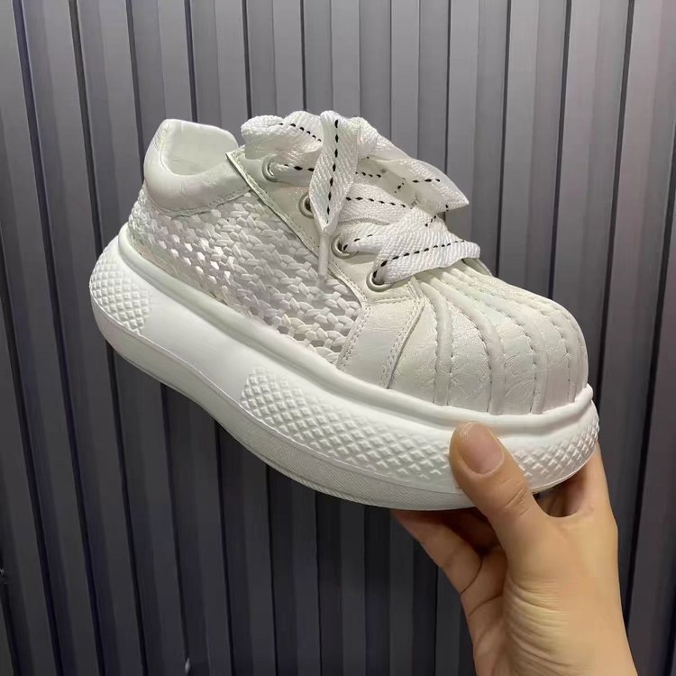 Női fehér platformos sneakers, légáteresztő hálós felsővel, nyári casual cipő