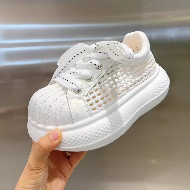 Női fehér platformos sneakers, légáteresztő hálós felsővel, nyári casual cipő