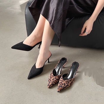 Női mules leopard mintával, hegyes orrú, vékony tűsarkú, slip-on, nyár 2025