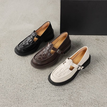 Új, elegáns francia retro főiskolai stílusú szövött loafer vastag sarokkal, T-straps bőr felsővel nőknek