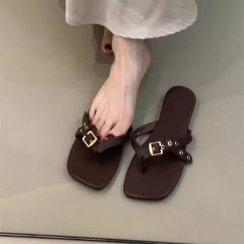 Női fekete lapos szandál övcsattal, francia dizájn inspirációval, slip-on, puha talppal, nyári casual