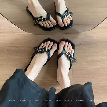 Női fekete lapos szandál övcsattal, francia dizájn inspirációval, slip-on, puha talppal, nyári casual
