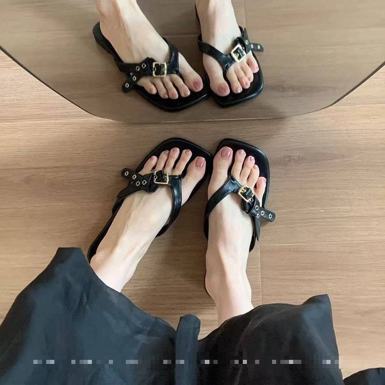 Női fekete lapos szandál övcsattal, francia dizájn inspirációval, slip-on, puha talppal, nyári casual