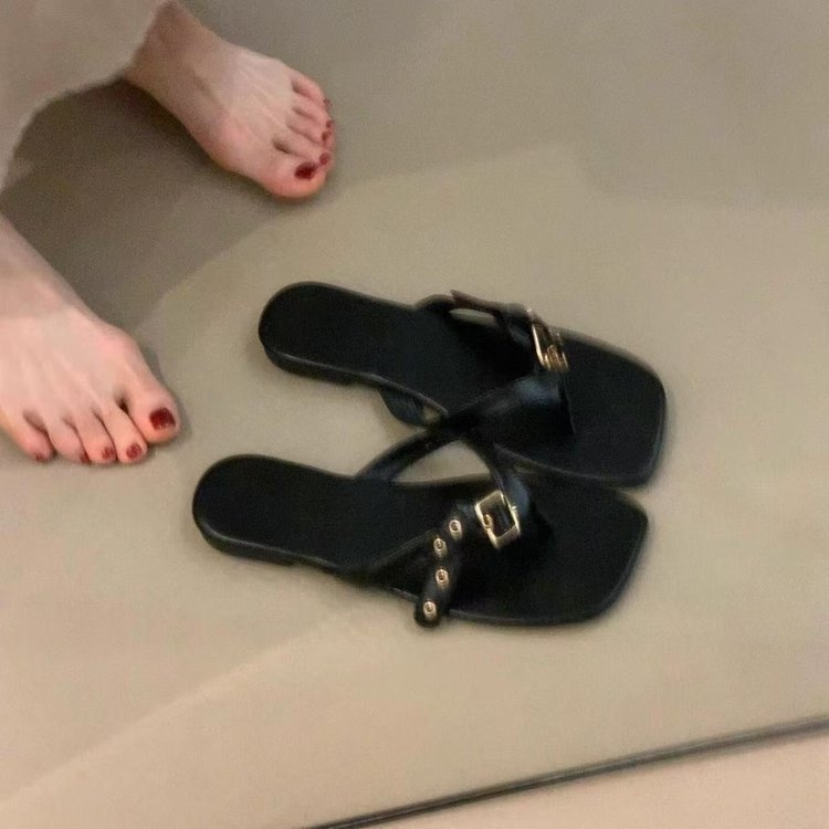 Női fekete lapos szandál övcsattal, francia dizájn inspirációval, slip-on, puha talppal, nyári casual
