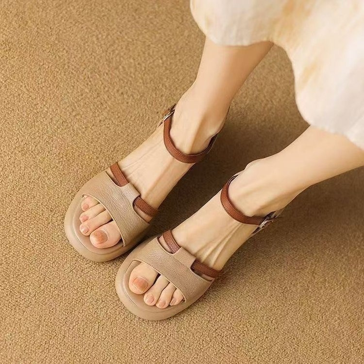 Női nyitott orrú római szandál francia stílusban, platform, középmagas sarok 3–5 cm, csattal