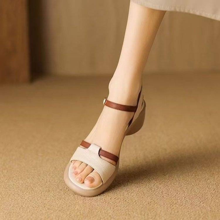 Női nyitott orrú római szandál francia stílusban, platform, középmagas sarok 3–5 cm, csattal