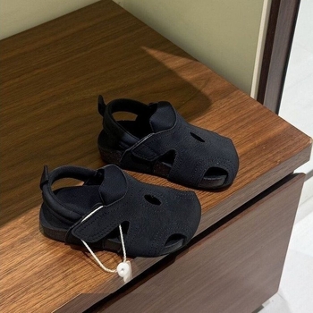 Gyerekeknek retro zártujjú szandál Velcro-zárással, nyár 2026, puha párnázás, uniszex, csúszásmentes strandcipő