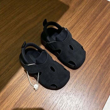 Gyerekeknek retro zártujjú szandál Velcro-zárással, nyár 2026, puha párnázás, uniszex, csúszásmentes strandcipő