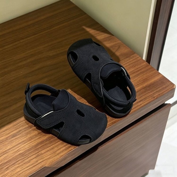 Gyerekeknek retro zártujjú szandál Velcro-zárással, nyár 2026, puha párnázás, uniszex, csúszásmentes strandcipő