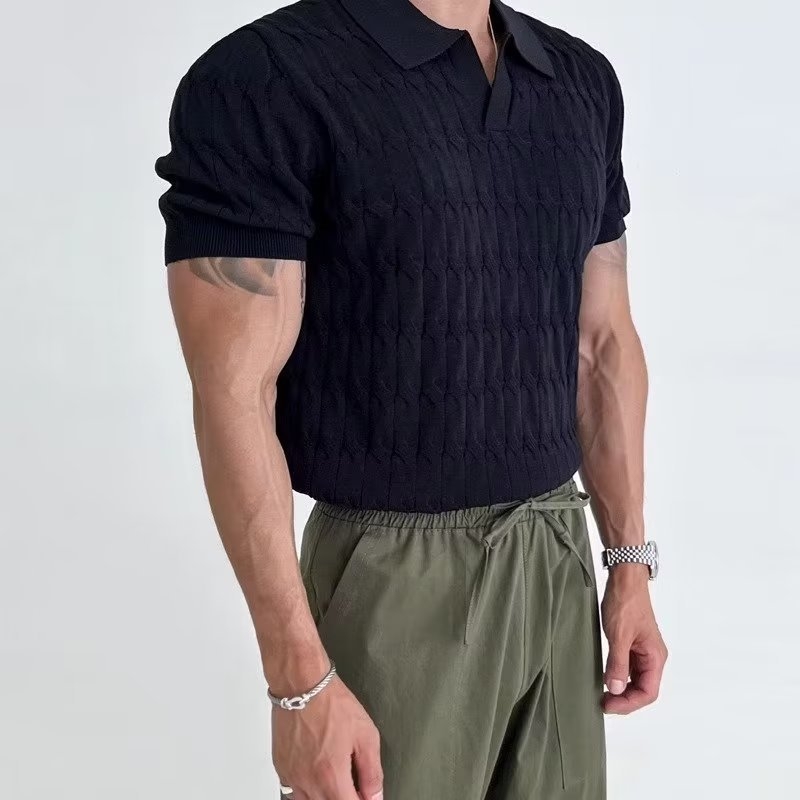 Férfi nyári kötött polo V-nyakkal, karcsú szabás, rövid ujjú, csíkos hímzé