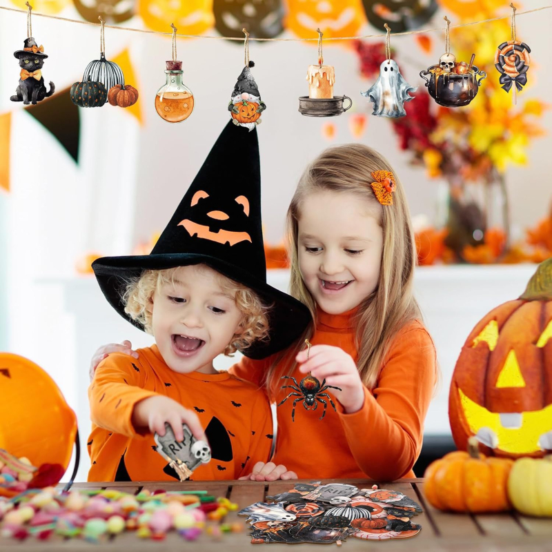 Drevená závesná ceduľa na Halloween s duchom, tekvicou a lebkou – prívesok na vianočný stromček