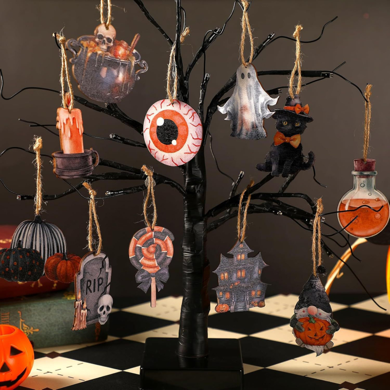 Drevená závesná ceduľa na Halloween s duchom, tekvicou a lebkou – prívesok na vianočný stromček