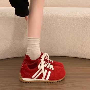 Női sportcipő vastag talppal, retro piros, koreai stílus, nyár 2026, kényelmes campus sneaker