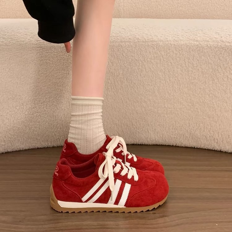 Női sportcipő vastag talppal, retro piros, koreai stílus, nyár 2026, kényelmes campus sneaker