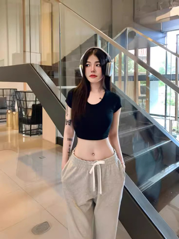 Tricou damă cropt, culoare solidă, decolteu în formă de U, croială slim, top de bază