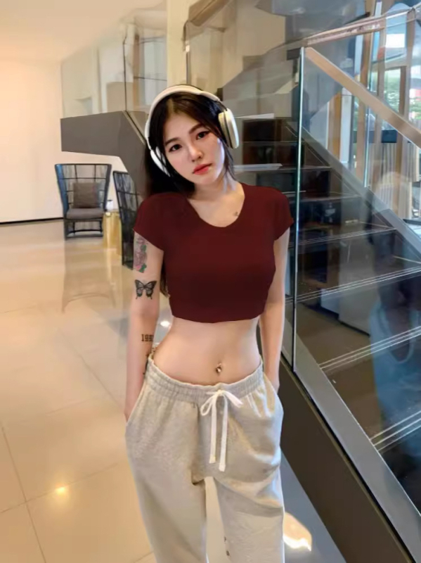 Tricou damă cropt, culoare solidă, decolteu în formă de U, croială slim, top de bază