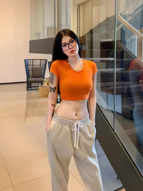 Tricou damă cropt, culoare solidă, decolteu în formă de U, croială slim, top de bază