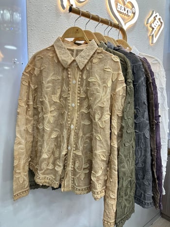 Cămașă de femei cu rever jacquard tridimensional, stil franțuzesc romantic, primăvara 2025, croială lejeră, mâneci lungi