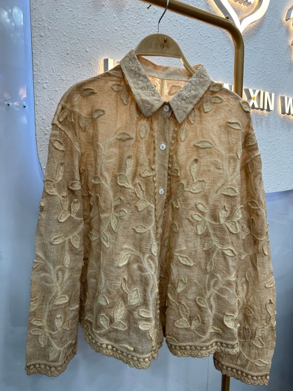 Cămașă de femei cu rever jacquard tridimensional, stil franțuzesc romantic, primăvara 2025, croială lejeră, mâneci lungi