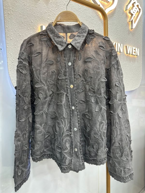 Cămașă de femei cu rever jacquard tridimensional, stil franțuzesc romantic, primăvara 2025, croială lejeră, mâneci lungi