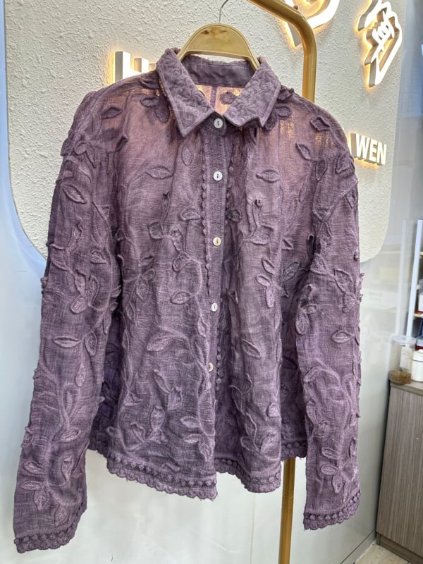 Cămașă de femei cu rever jacquard tridimensional, stil franțuzesc romantic, primăvara 2025, croială lejeră, mâneci lungi