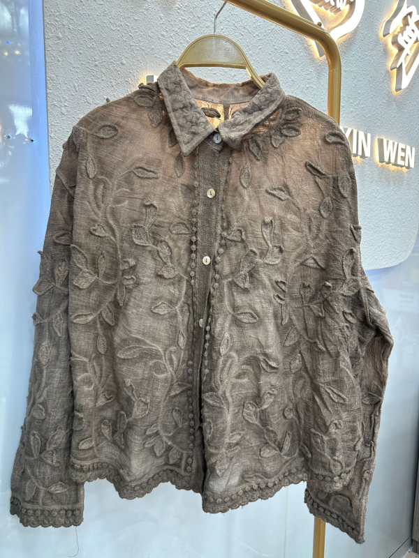 Cămașă de femei cu rever jacquard tridimensional, stil franțuzesc romantic, primăvara 2025, croială lejeră, mâneci lungi