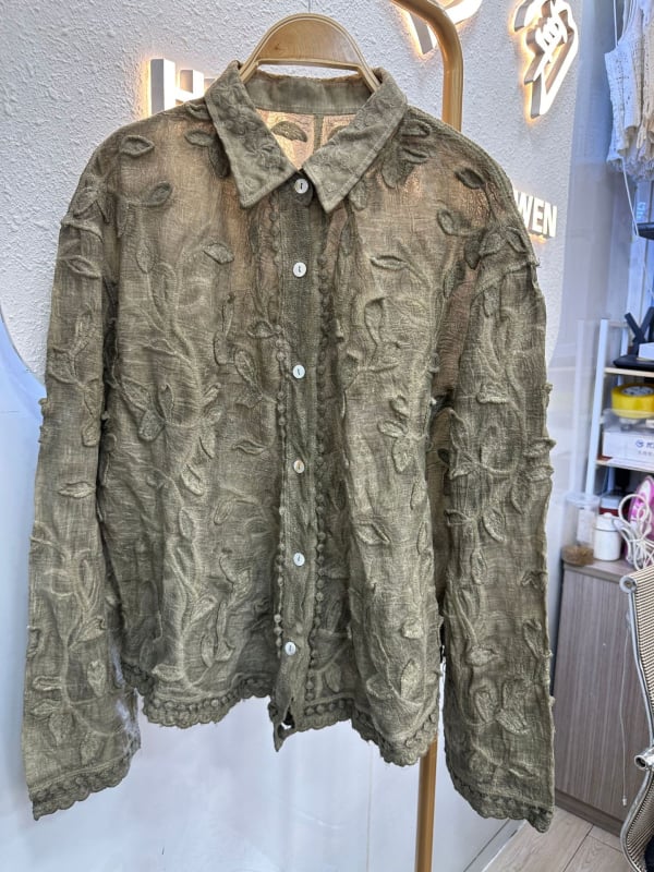 Cămașă de femei cu rever jacquard tridimensional, stil franțuzesc romantic, primăvara 2025, croială lejeră, mâneci lungi