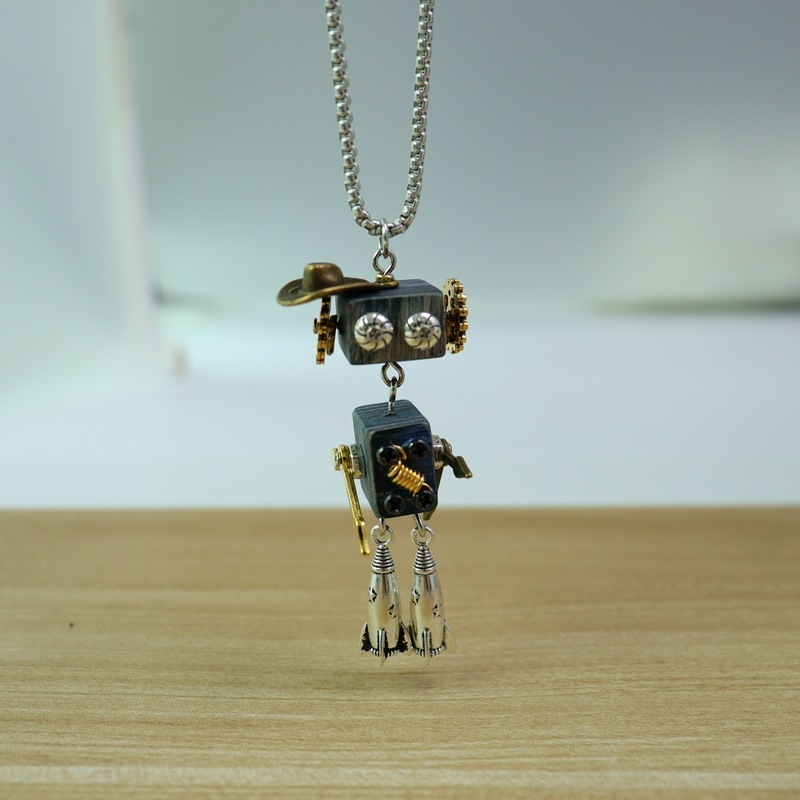 Fából készült robot Steampunk-stílusú DIY nyaklánc és kulcstartó