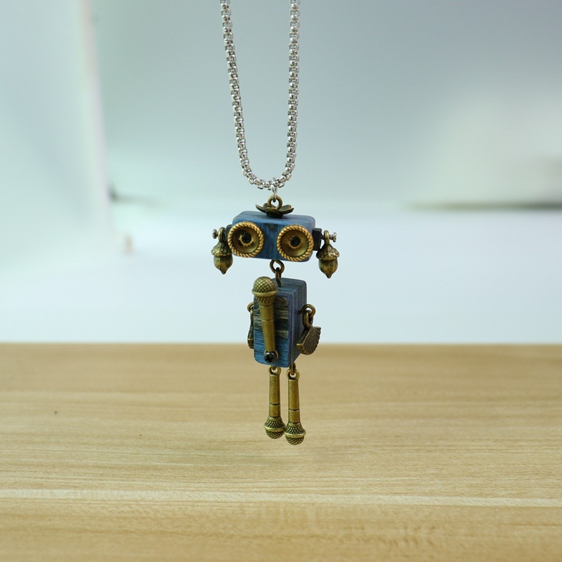 Fából készült robot Steampunk-stílusú DIY nyaklánc és kulcstartó
