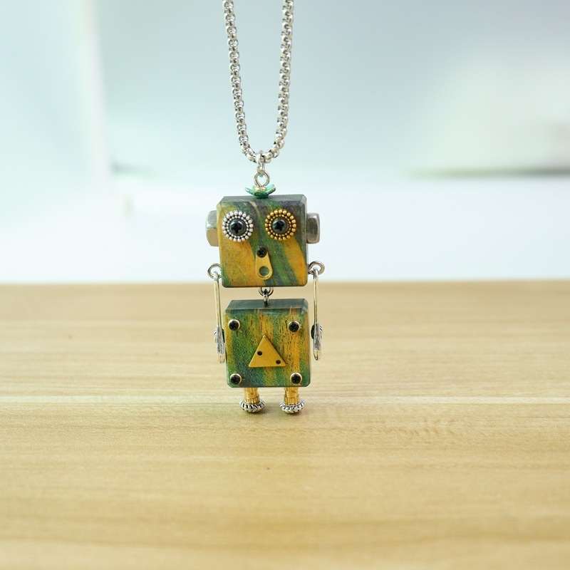 Fából készült robot Steampunk-stílusú DIY nyaklánc és kulcstartó