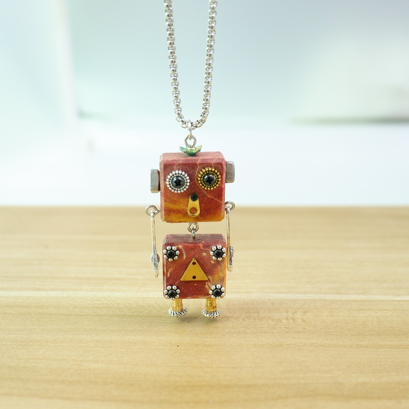 Fából készült robot Steampunk-stílusú DIY nyaklánc és kulcstartó
