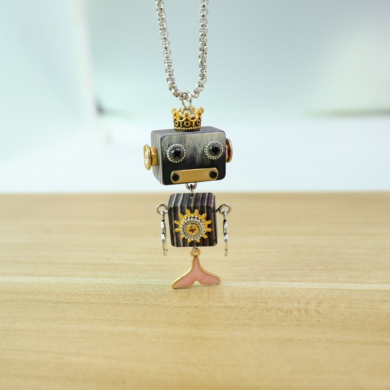 Fából készült robot Steampunk-stílusú DIY nyaklánc és kulcstartó