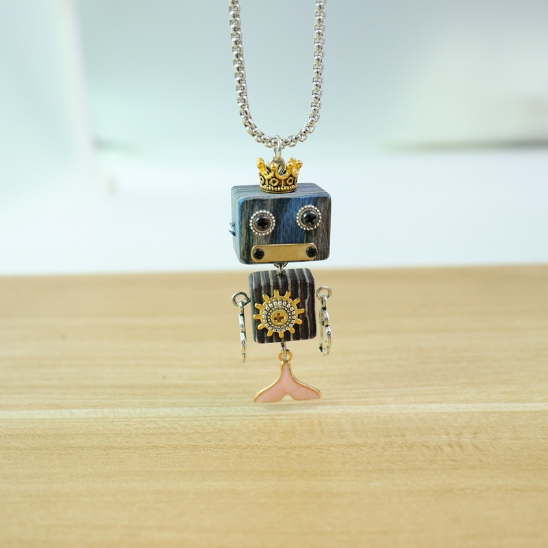 Fából készült robot Steampunk-stílusú DIY nyaklánc és kulcstartó