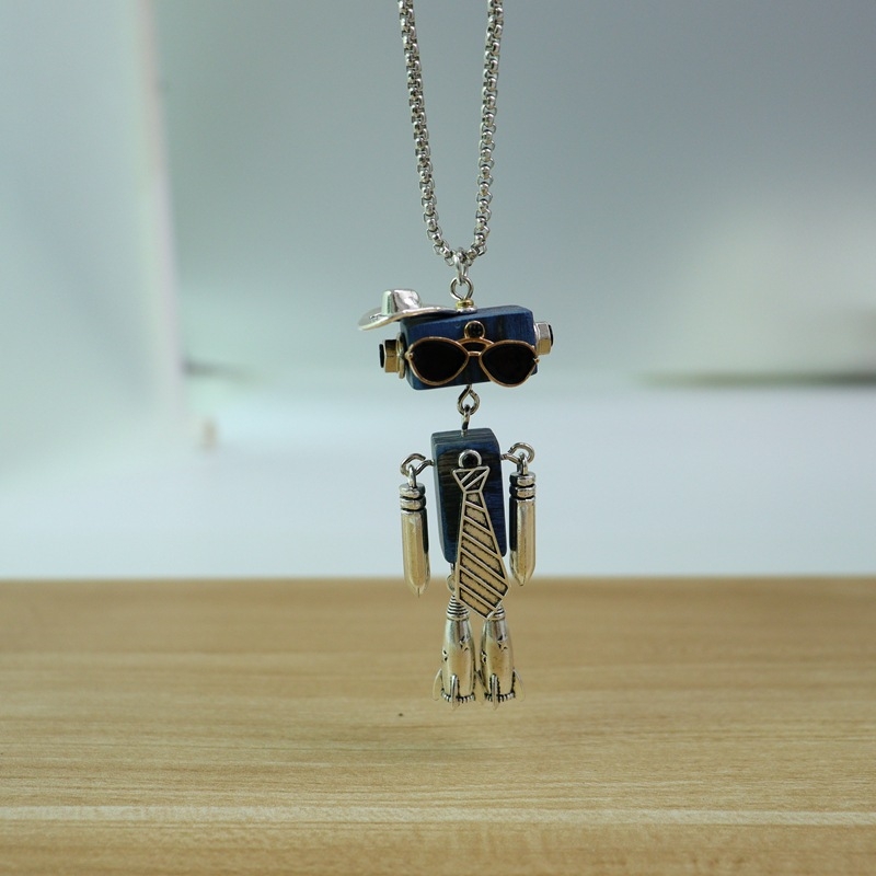 Fából készült robot Steampunk-stílusú DIY nyaklánc és kulcstartó