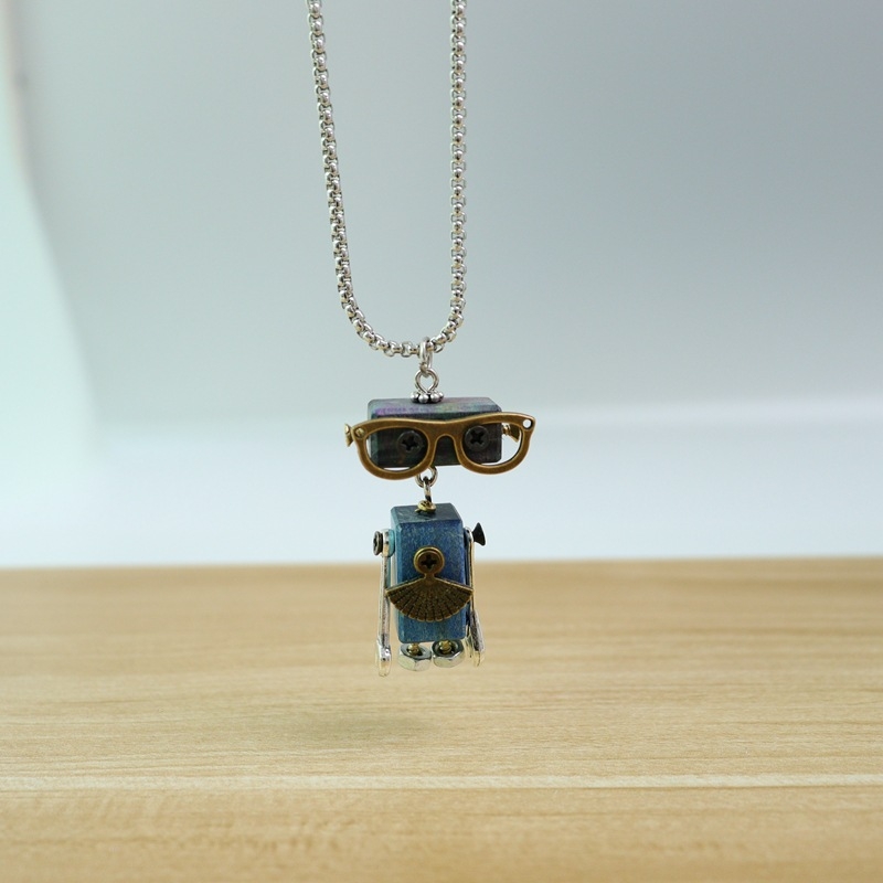 Fából készült robot Steampunk-stílusú DIY nyaklánc és kulcstartó