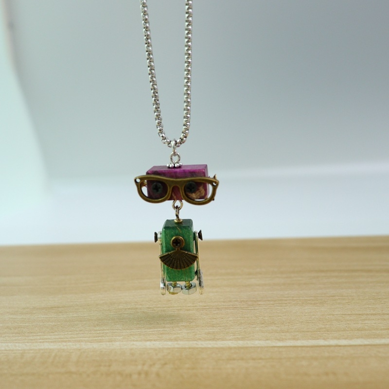 Fából készült robot Steampunk-stílusú DIY nyaklánc és kulcstartó