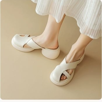 Ženske sandale na platformi s debelim potplatom i prorezima, kajsijeve boje, slip-on, ljeto 2026